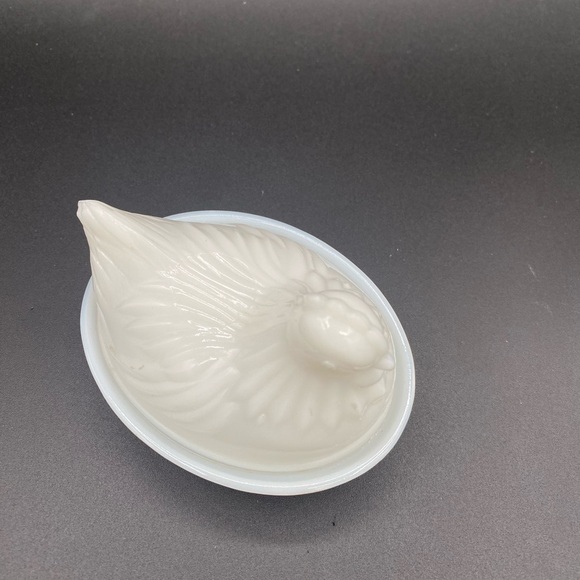 White hen on a nest- mini - Picture 2 of 7